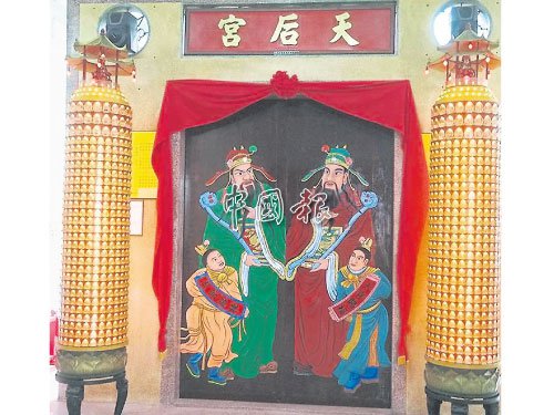 中国侨网守护麻坡海南儿女93年的门神画,终于还原风貌。(马来西亚《中国报》资料图)
