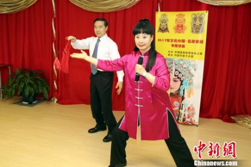 中国侨网中国国家京剧院的名家、孙萍和叶金森夫妇为上百位华侨华人讲授京剧艺术。　宋方灿 摄