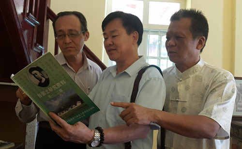 中国侨网参会人员在翻阅张弼士纪念馆的其中一本书籍。(马来西亚《星洲日报》)
