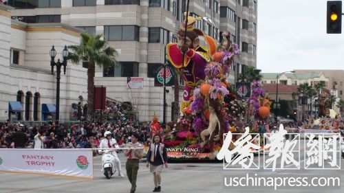 中国侨网诚保利“美猴王”花车。（美国《侨报》/高睿 摄）