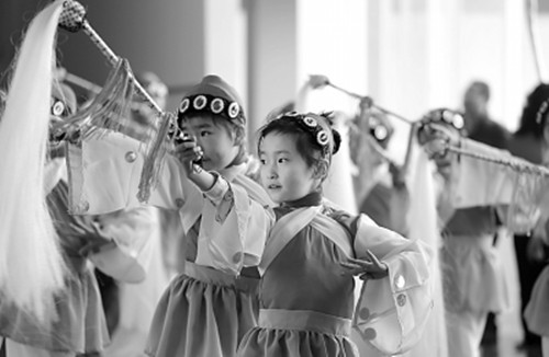 中国侨网1月3日，该校学生在老师的带领下练习川剧基本功。(黄舒 摄)