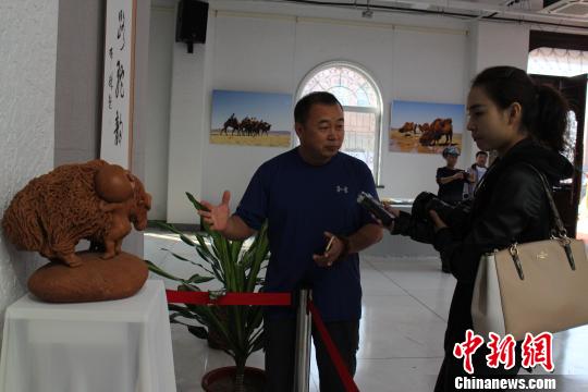 中国侨网图为额尔德尼（左）接受媒体采访。　嘎茹迪　摄