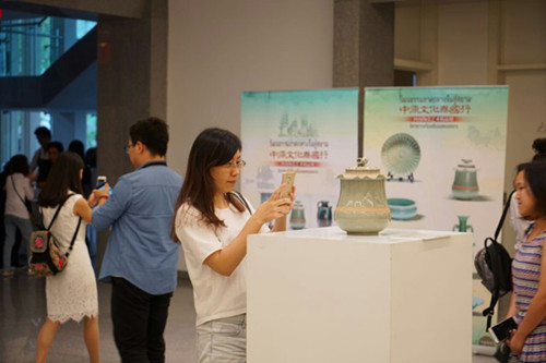 中国侨网中原文化泰国行“河南陶瓷艺术精品展”在曼谷开幕。(杨讴 摄)