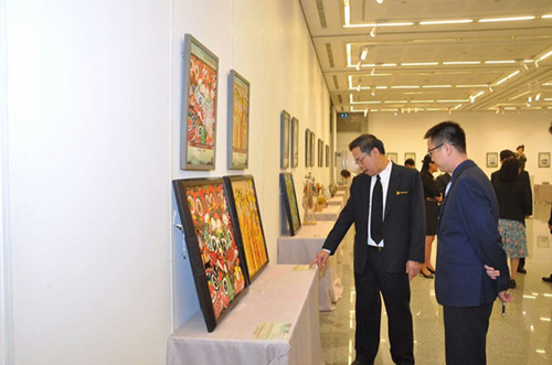 中国侨网中原文化泰国行“河南陶瓷艺术精品展”在曼谷开幕。(杨讴 摄)