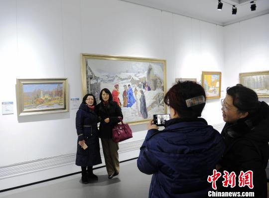 中国侨网参观者在作品前留影。(王舒 摄)