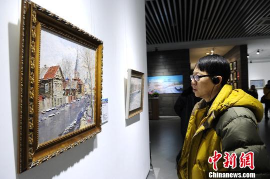 中国侨网游客认真欣赏画作。(王舒 摄)