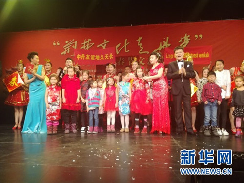中国侨网1月7日,在丹麦奥胡斯,来自湖北艺术团的演员与丹麦小观众同台献艺。新华网发(任俊摄)