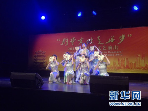中国侨网1月7日，在丹麦奥胡斯，来自湖北艺术团的演员在舞台表演。新华网发（任俊摄）