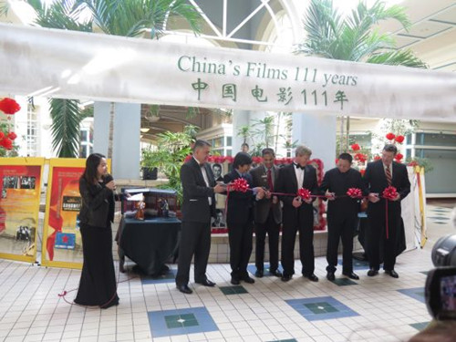 中国侨网《中国电影111周年》—中国电影国际巡展开幕式剪彩。(美国《侨报》资料图)