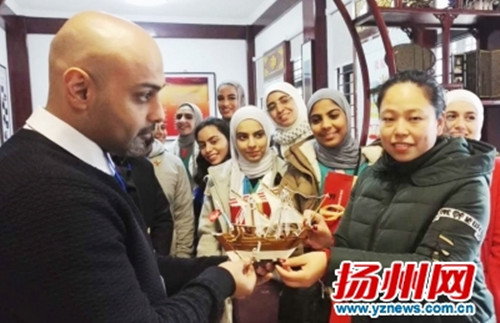中国侨网穆罕默德老师向社区赠送帆船。(刘峰生 摄)