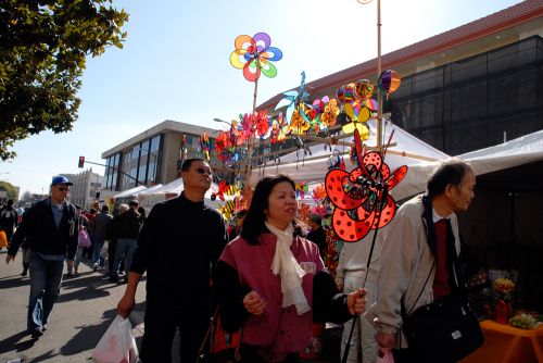 中国侨网往年摆街的年味很浓。(美国《侨报》资料图)