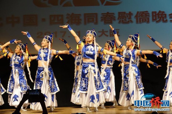 中国侨网当地华侨华人表演蒙古舞《美丽的草原我的家》。中新社记者 陆春艳 摄