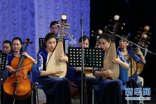 中国侨网中国广东民族乐团的艺术家在表演。(奥斯帕诺夫 摄)