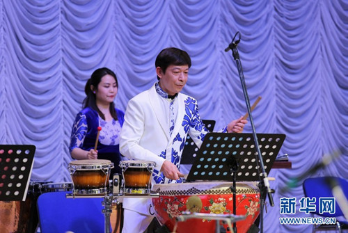 中国侨网中国广东民族乐团的艺术家在表演。(奥斯帕诺夫 摄)