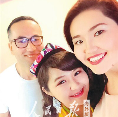 中国侨网二零一六年古尔邦节上,玛依尼莎汗(中)和哥哥姐姐跳完麦西来普舞后合影。