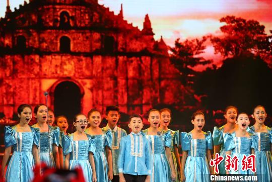 中国侨网菲律宾儿童合唱团表演。　王刚　摄