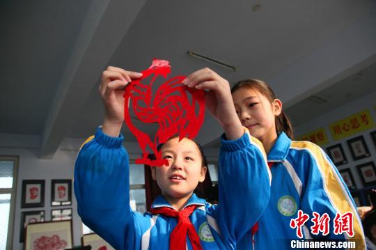 中国侨网学生们的刻纸作品。 李院红 摄