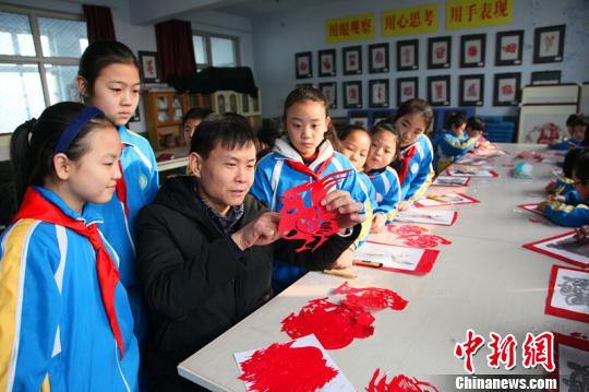 中国侨网在老师的带领下学生们制作刻纸作品。　李院红 摄