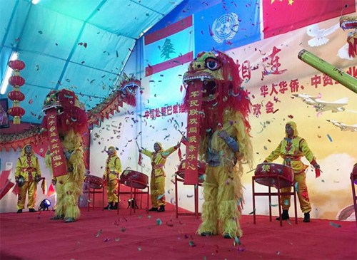 中国侨网维和战士表演的开场狮舞