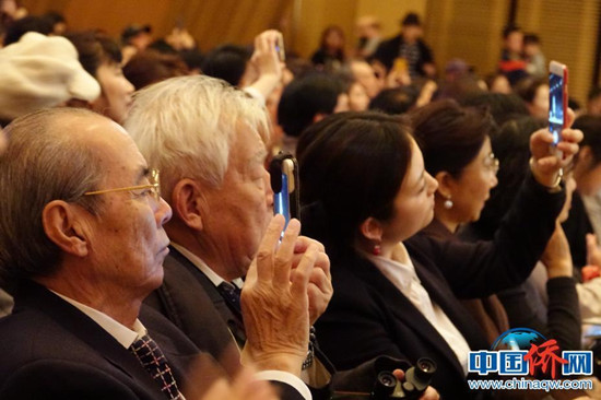 中国侨网当地时间1月11日晚,“四海同春”艺术团在大阪市阿倍野区民中心,为当地侨胞提前送去了充满中华魅力的文化“年夜饭”,而当地华人节目的加入、中国艺术家和海外华侨华人同台献艺,让这场“海外春晚”更加“接地气”,赢得了满堂彩。演出令现场观众看得津津有味。中新社记者 陆春艳 摄