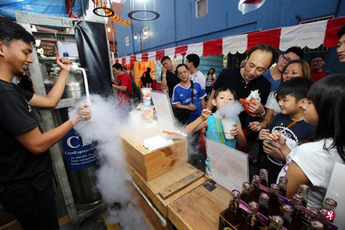 中国侨网今年的牛车水年货市场邀请年轻摊主摆摊售卖创意美食,借此吸引更多年轻人到牛车水感染新春气息。(新加坡《联合早报》/邝启聪 摄)