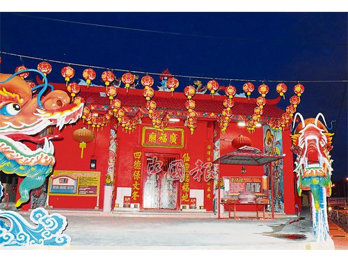 中国侨网文冬古庙广福庙悬挂红彤彤灯笼，晚上显得有新年气氛。(马来西亚《中国报》资料图)