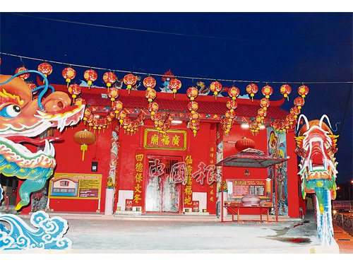 中国侨网文冬古庙广福庙悬挂红彤彤灯笼,晚上显得有新年气氛。(马来西亚《中国报》资料图)