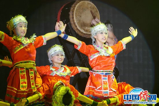 中国侨网当地时间1月14日晚，马来西亚吉隆坡华总大厦丹斯里杨忠礼大礼堂灯火辉煌，“文化中国·四海同春”马中艺术交流汇演在此上演，获得好评如潮。图为马来西亚居銮中学舞蹈社表演舞蹈《岜沙苗寨》。