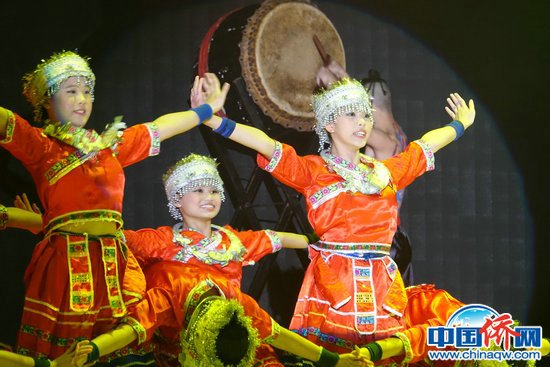 中国侨网当地时间1月14日晚,马来西亚吉隆坡华总大厦丹斯里杨忠礼大礼堂灯火辉煌,“文化中国·四海同春”马中艺术交流汇演在此上演,获得好评如潮。图为马来西亚居銮中学舞蹈社表演舞蹈《岜沙苗寨》。