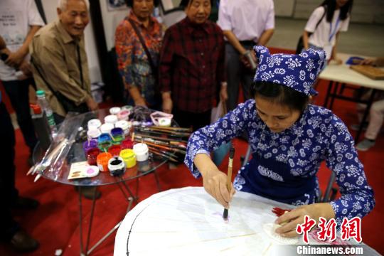 中国侨网图为各地民间艺人到第四届中国非遗博览会上一展身手。(资料图) 梁犇 摄