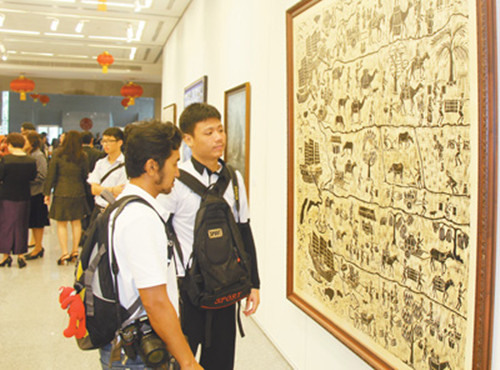 中国侨网14日泰国民众正在饶有兴趣地欣赏有关“海上丝路”的艺术作品。(杨讴 摄)
