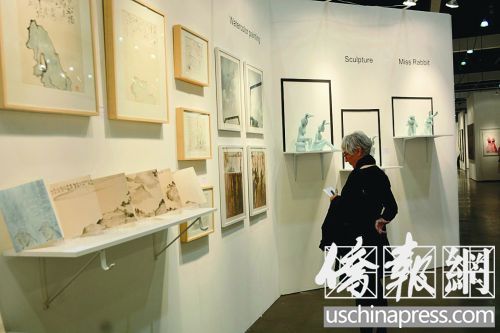 中国侨网艺术爱好者在参观洛杉矶艺术展。（美国《侨报》／夏嘉　摄）