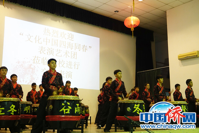中国侨网图为该校学生表演《二十四节令鼓》(陆春艳 摄)