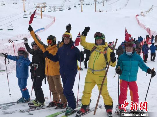 中国侨网此次国际冰雪游活动包括古老滑雪比赛、环阿尔泰山“四国多方”冰雪邀请赛、美食大赛等多项活动。　贾乐乐　摄