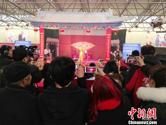 中国侨网山西祁县举办祁太秧歌大赛，戏迷热情高涨。　李新锁　摄