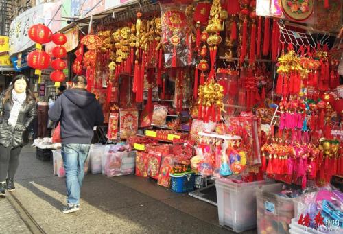 中国侨网随着春节临近，布鲁克林八大道街头巷尾已到处是出售年货的商家与摊位。（美国《侨报》/崔国萁 摄）