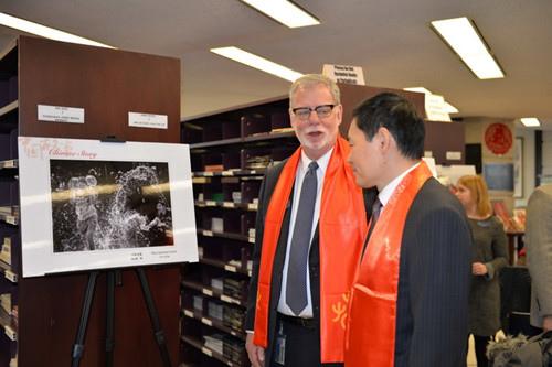 中国侨网薛冰总领事与多大图书馆总馆长拉瑞·奥福特观看图片。