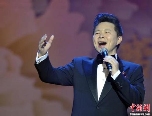 中国侨网图为著名歌唱家王宏伟。中新社记者 毛建军 摄