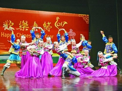 中国侨网内蒙古艺术团正在表演节目。(贺斌 摄)