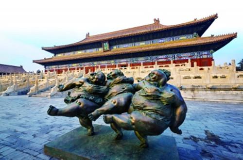 中国侨网《三个女人》，许鸿飞雕塑世界巡展·紫禁城站。