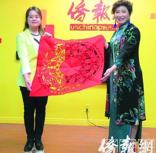 中国侨网田亚莉（右）来到侨报大楼接受专访和展示她的剪纸艺术作品。(美国《侨报》/翁羽 摄)