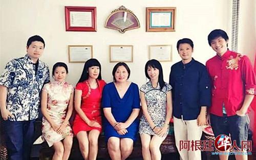 中国侨网参加今年“欢乐春节”庆典的6位主持人与组委会负责人之一陈静的合影。(阿根廷华人网/柳军 摄)