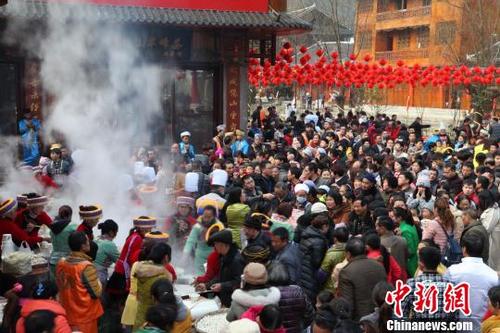 中国侨网印江土家族过“大年”活动现场。　周燕玲　摄