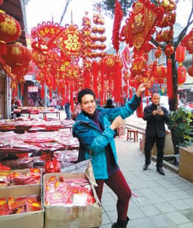 中国侨网兰月儿逛集市购买春节用品。