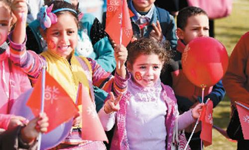 中国侨网1月20日，在埃及首都开罗，小朋友们参加欢乐春节大庙会活动。(新华社记者 赵丁喆 摄)