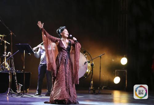 中国侨网1月21日，在美国纽约，歌手龚琳娜在北美高校春晚上献唱。（新华社记者 王迎 摄）