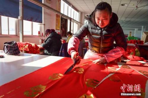 中国侨网资料图 春节临近，合肥市庐阳工业园内的手工灯笼生产企业异常忙碌，加班加点赶制灯笼。 中新社记者 张娅子 摄  