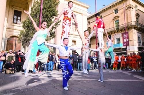中国侨网河南文化艺术团在马耳他瓦莱塔市区参加“欢乐春节”巡游活动。