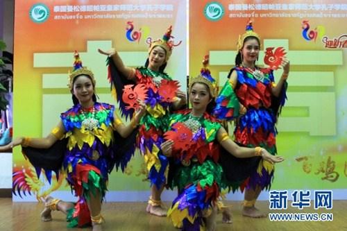 中国侨网22日,泰国本土教师在活动现场表演舞蹈《闻鸡起舞》。