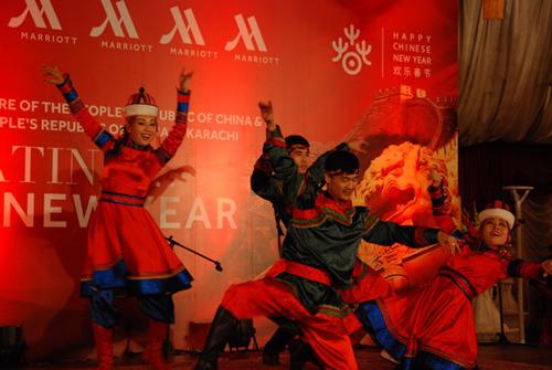 中国侨网内蒙古综合艺术团表演蒙族舞蹈《西格日》